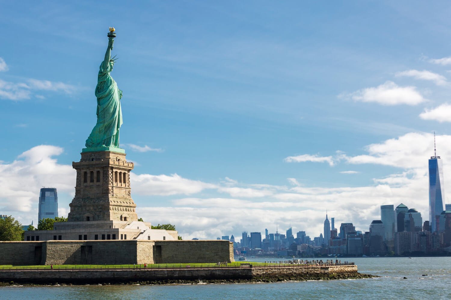 statue-liberty-new-york-city-skyline-usa (1) (1)